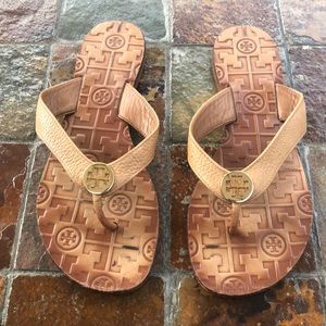 Tory Burch Leather thong sandals in Tan size 7